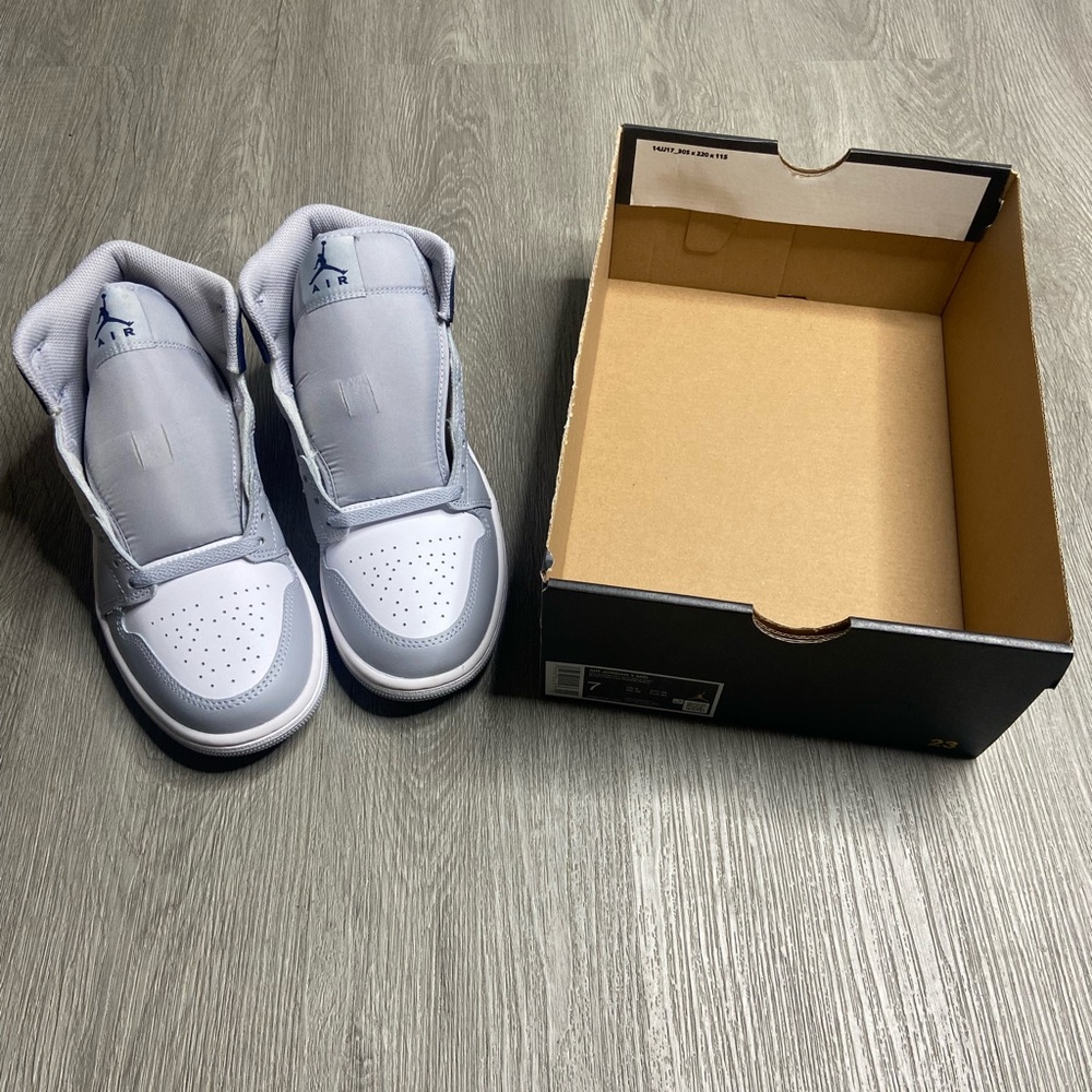 Air Jordan 1 Mid Wolf Grey Midnight Navy Mens size 7 Gray NWT